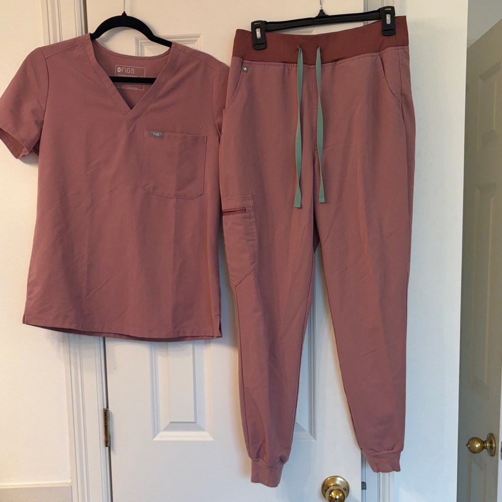 Figs Dusty Rose Scrub Ensemble